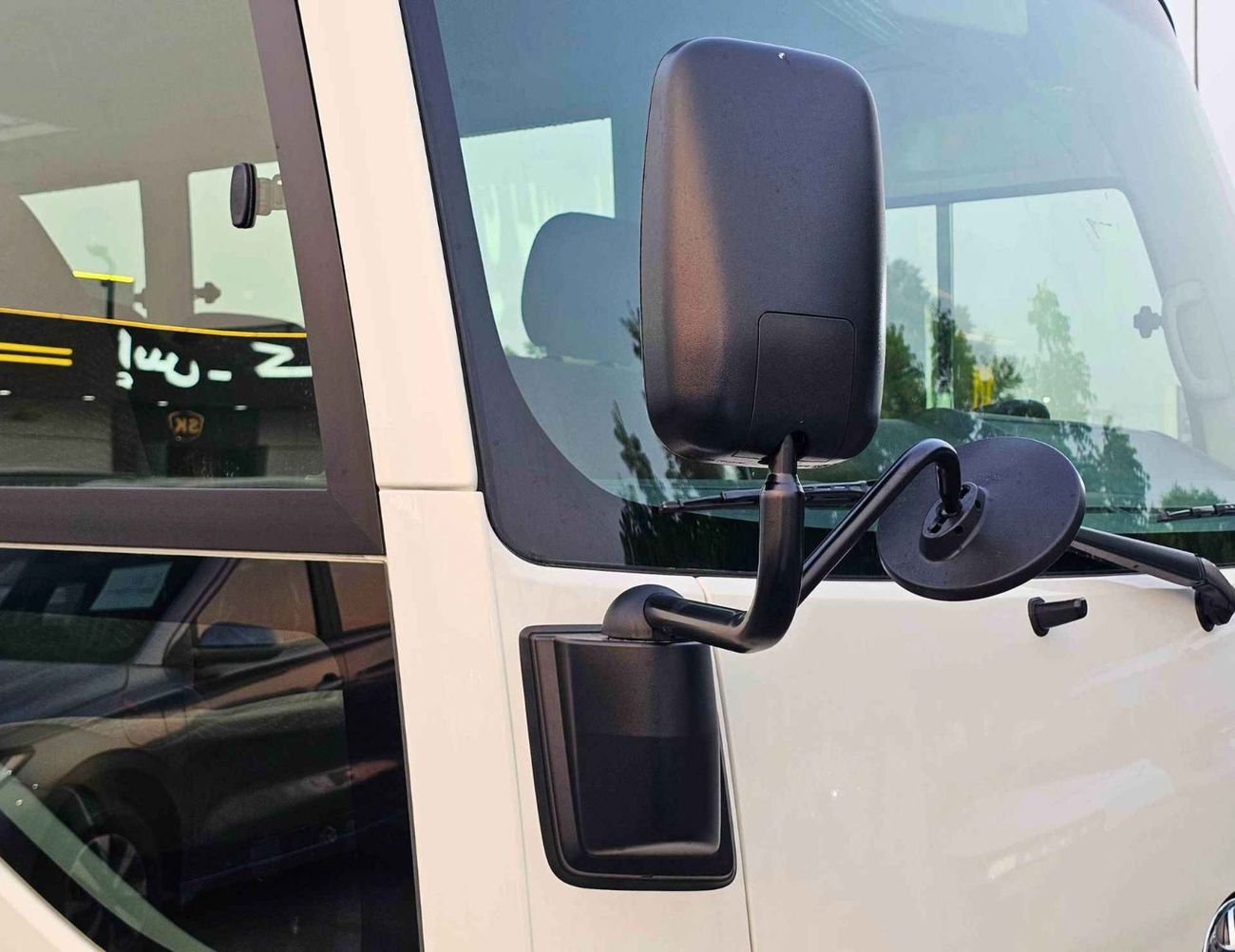 تويوتا كوستر 2.7L PETROL M/T DUAL TONE / 23 SEATER /AUTO DOOR/HLF LUGGAGE RACK/CODE#COPB