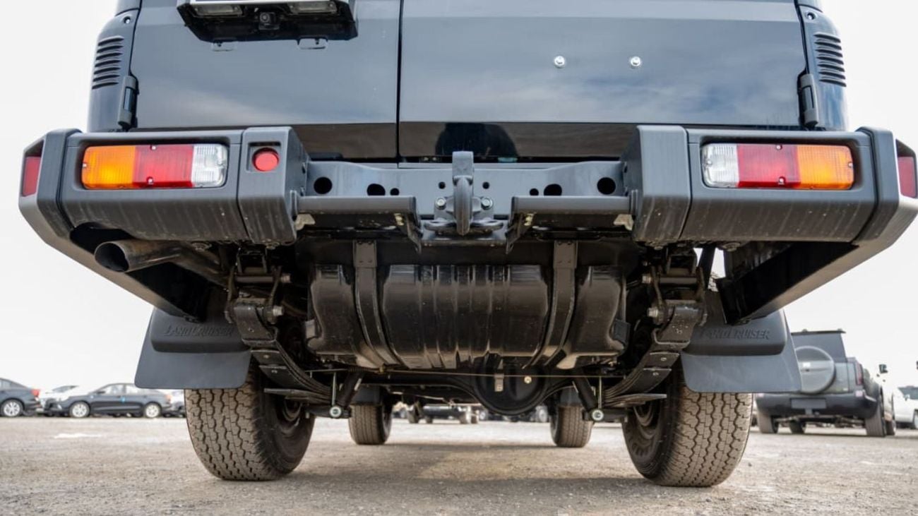 Toyota Land Cruiser 70 LC 76 2.8L | Diesel | 4 Cylinder | 6 Speed Automatic | 5 Door | 5 Seats