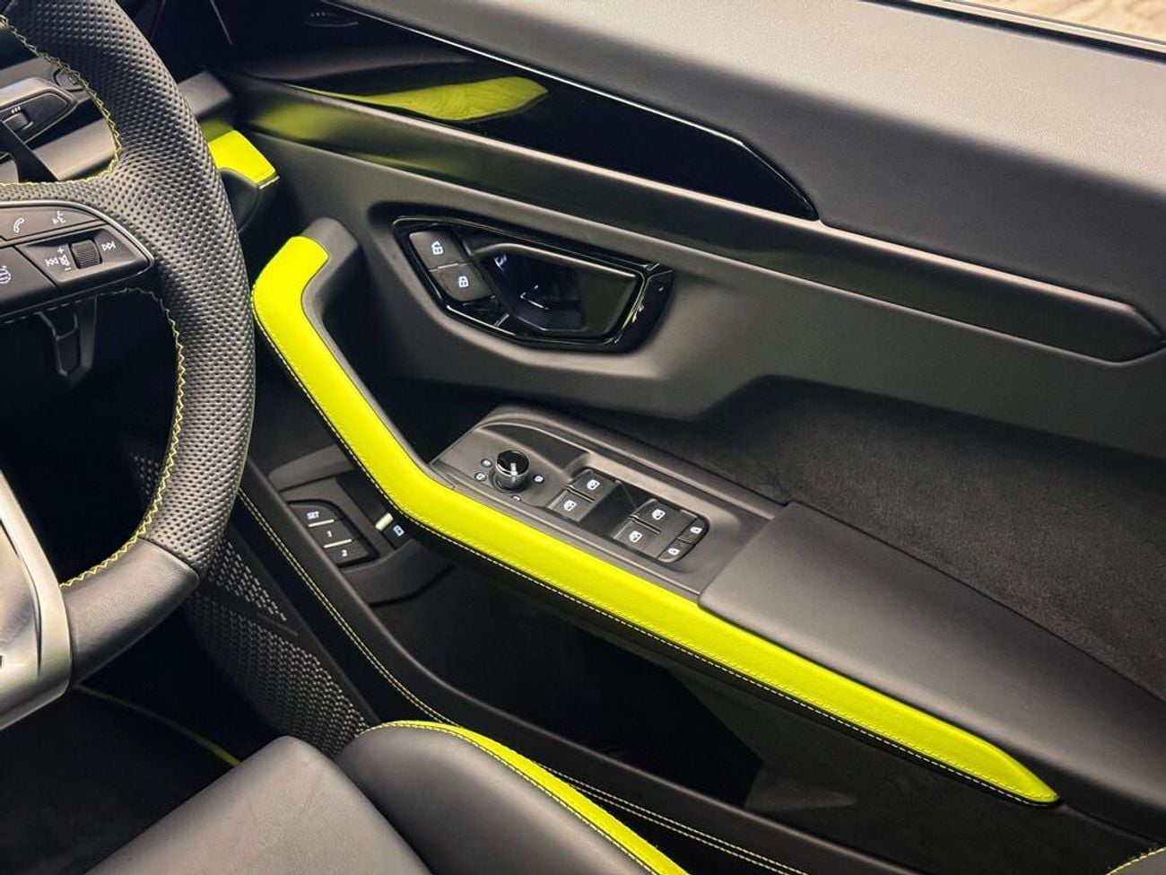 Lamborghini Urus Lamborghini Urus 4.0 V8 BiTurbo 25.9kWh SE Auto 4WD (EXPORT ONLY) RIGHT HAND DRIVE