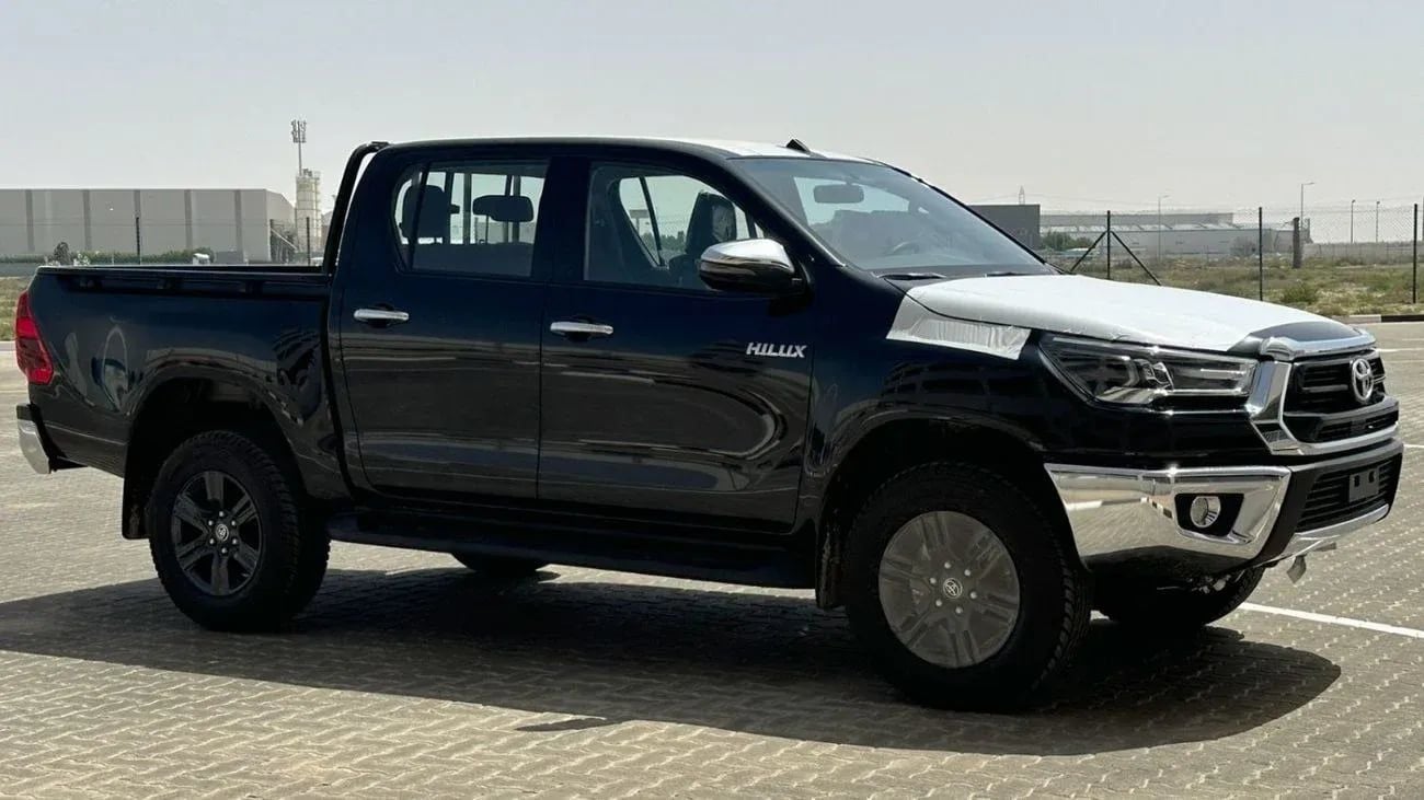 تويوتا هيلوكس Hilux full option  petrol 2.7L  V4  black colour