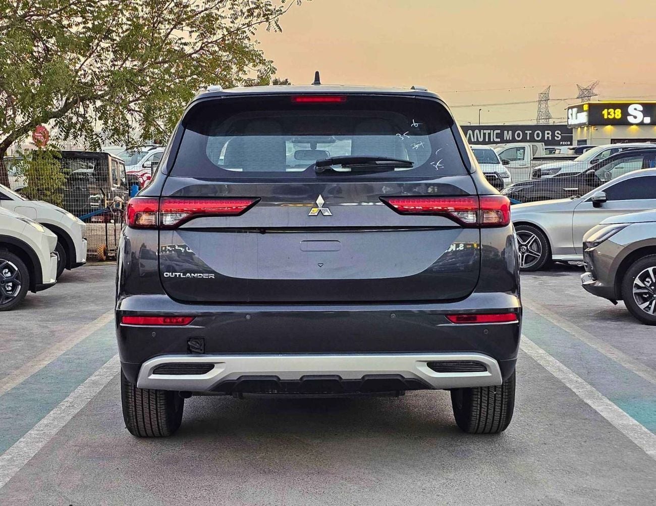 ميتسوبيشي آوتلاندر 2.5L PETROL / LIMOUSINE LEATHER / FR&RR PARKING SENSOR / DVD+CAMERA  (CODE # F03)