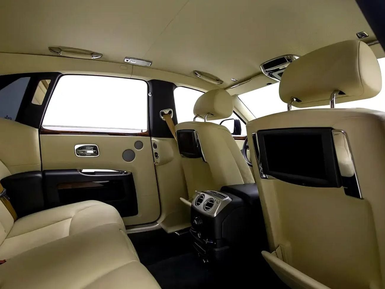 Rolls Royce Ghost V12 Luxury with Starlight Headliner | GCC Spec