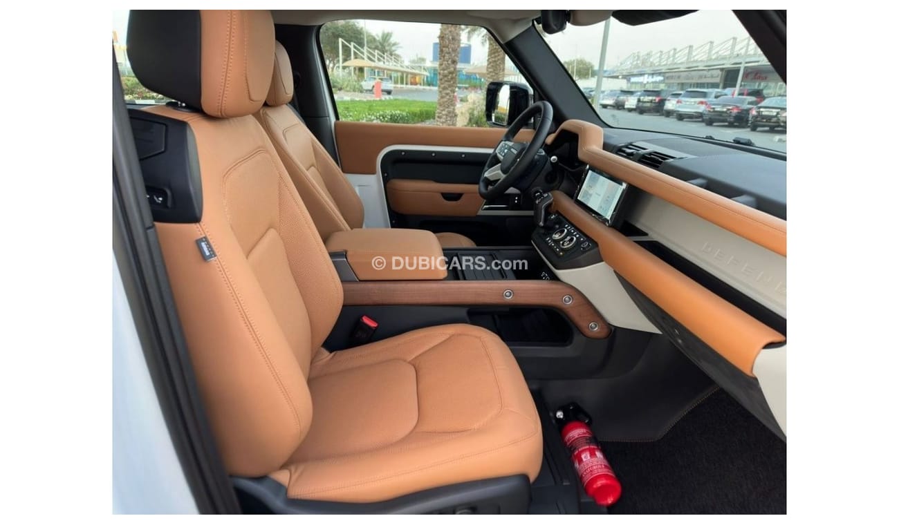 Land Rover Defender 90 SE P300 / GCC Spec / With Warranty & Service