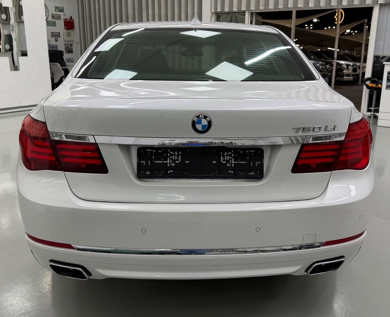 BMW 750Li Luxury 4.4L (443 HP)