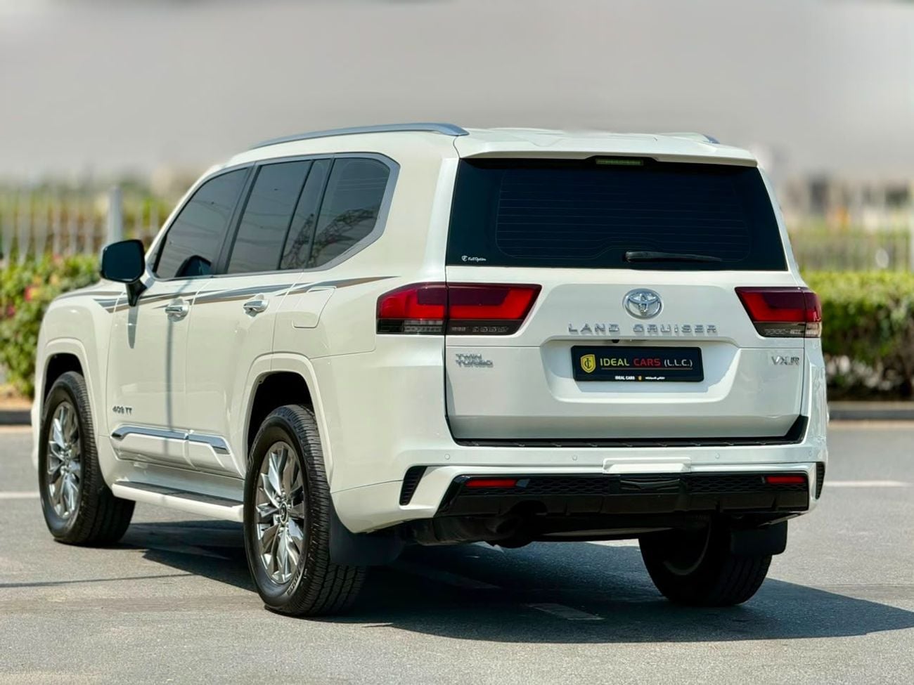 Toyota Land Cruiser TOYOTA LAND CRUISER VXR TWIN TURBO 3.5L GCC SPECS UNDER WARRANTY AND FULL-SERVICE HISTORY