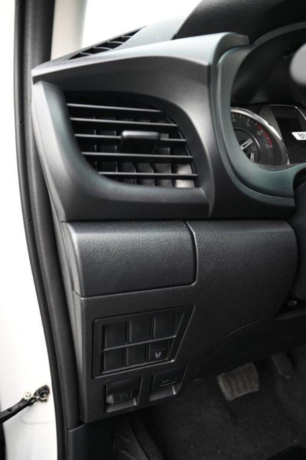 Toyota Hilux 2.7L 4wd Mid option