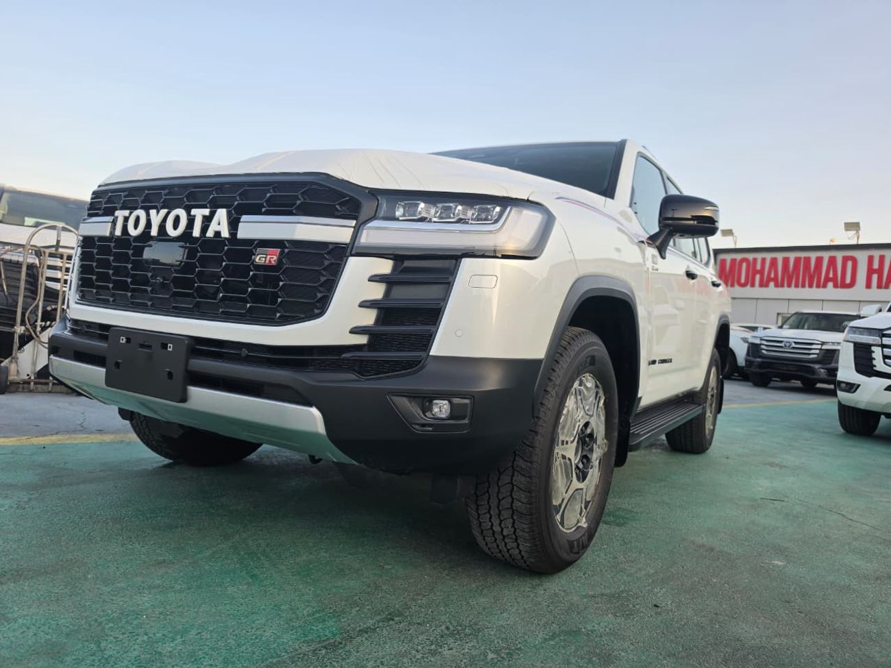 تويوتا لاند كروزر GR SPORT Toyota Land Cruiser LC300 GR Hybrid 2026 – فل أوبشن | أبيض خارجي | داخلية أحمر وأسود