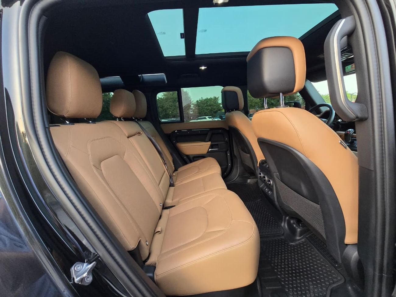 Land Rover Defender 110 X-DYNAMIC HSE P400 Defender 110 X-Dynamic HSE 2025 | GCC Specs | Brand New | Perfect condition | Under warranty 2 years