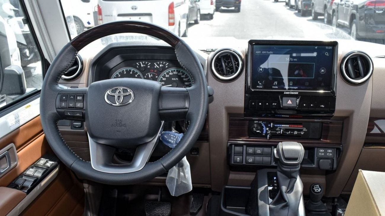 Toyota Land Cruiser Pick Up 4.0l - AT - Fog Lamp - Winch - Alloy Wheel - Snorkel - Leather Seats - Central Lock - Power Window