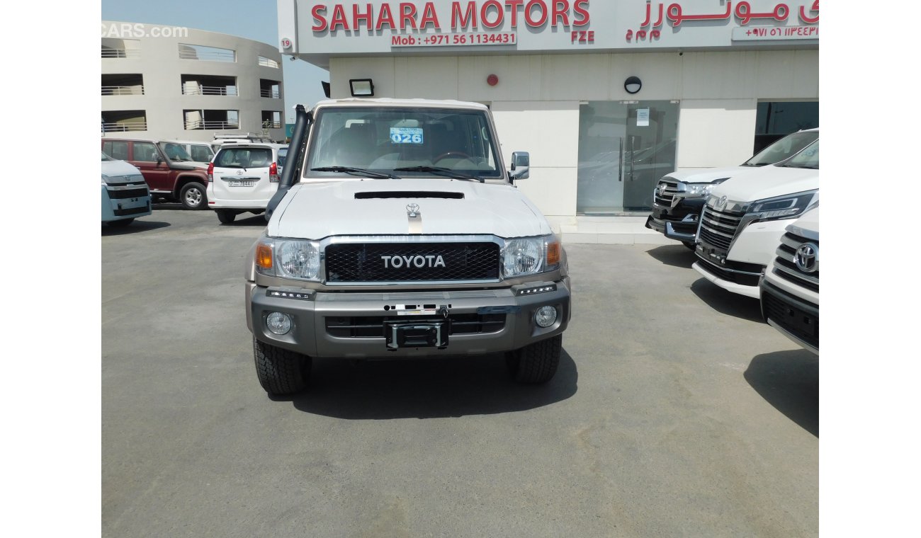 تويوتا لاند كروزر بيك آب 79 Double Cab Pickup LX V8 4.5L TD 5 Seat 4WD M/T(Only on Sahara Motors)