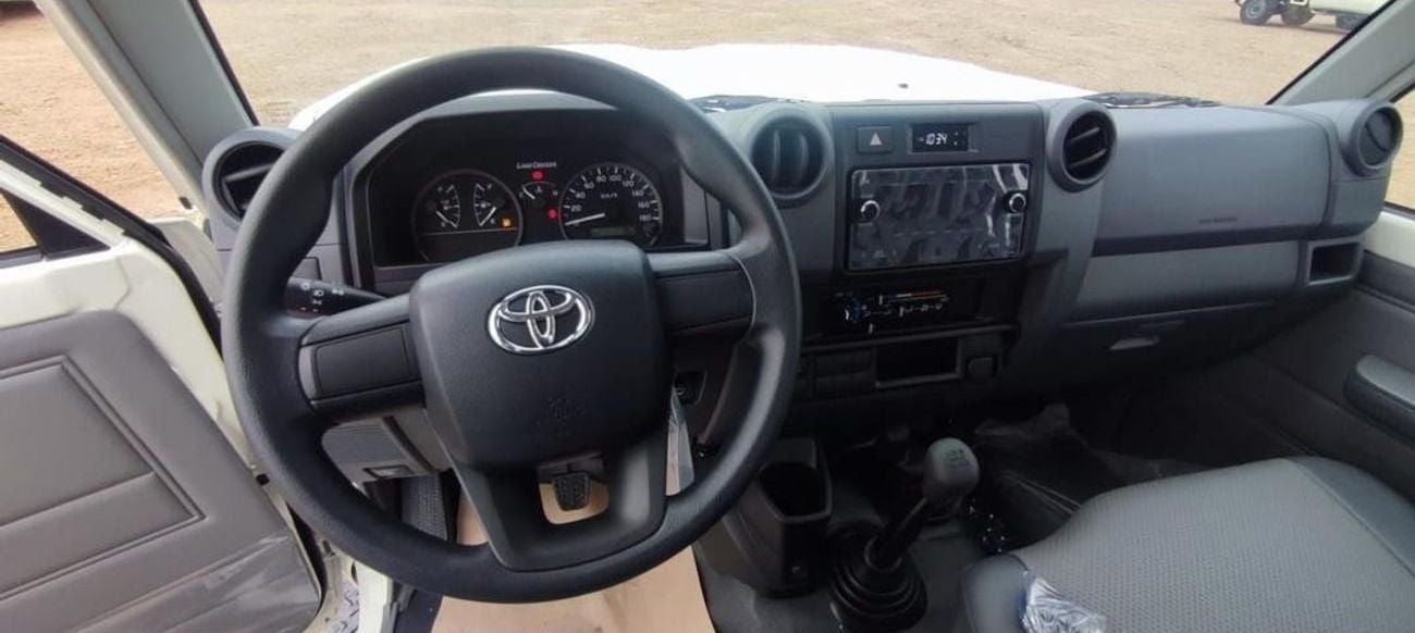 تويوتا لاند كروزر بيك آب 2024 Toyota Land Cruiser LC79 4.2L SC MT Diesel (White-Black)