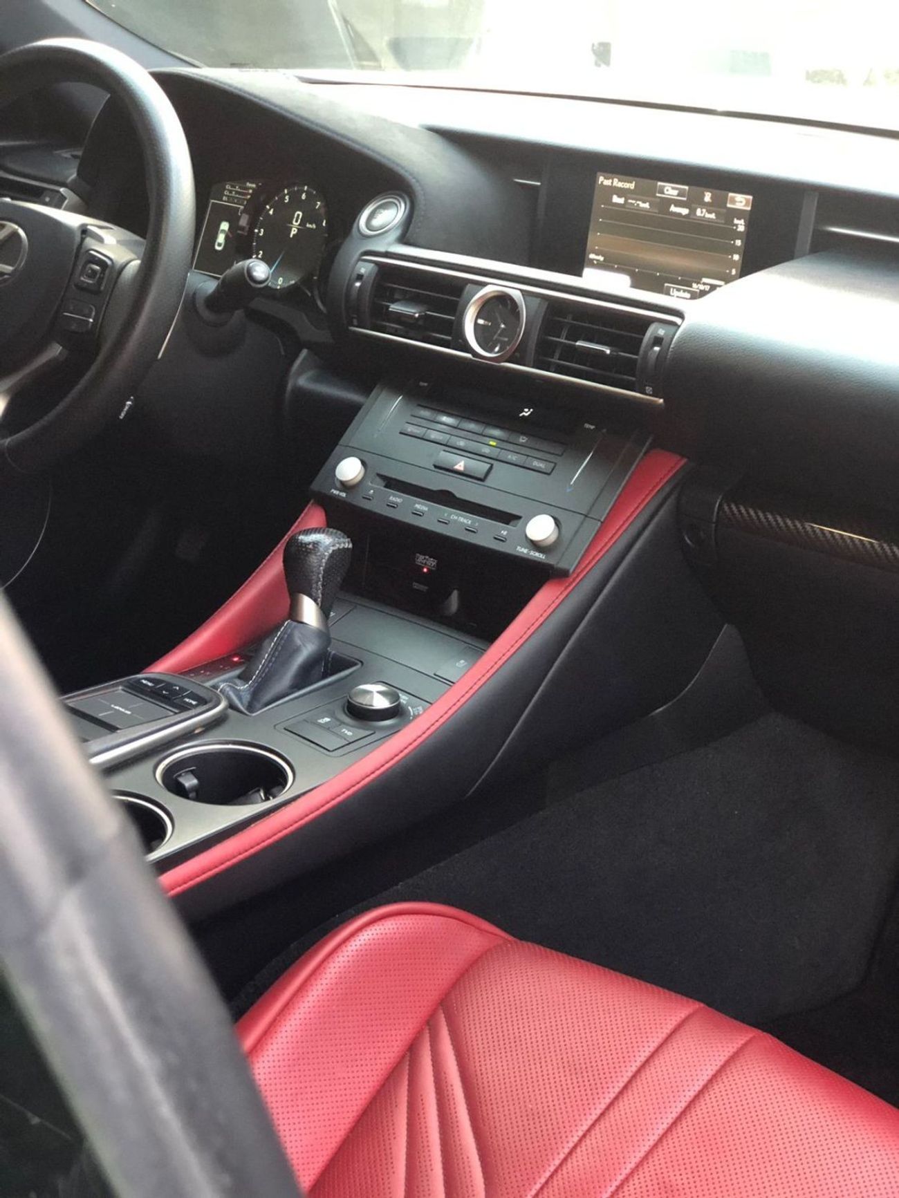 لكزس RC F بلاتينوم