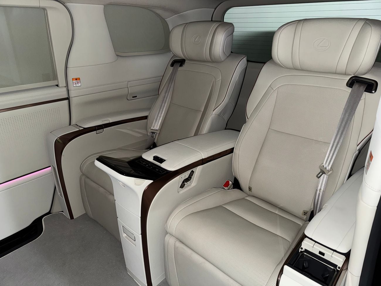 Lexus LM 350h 4 Seats (VIP Configuration)