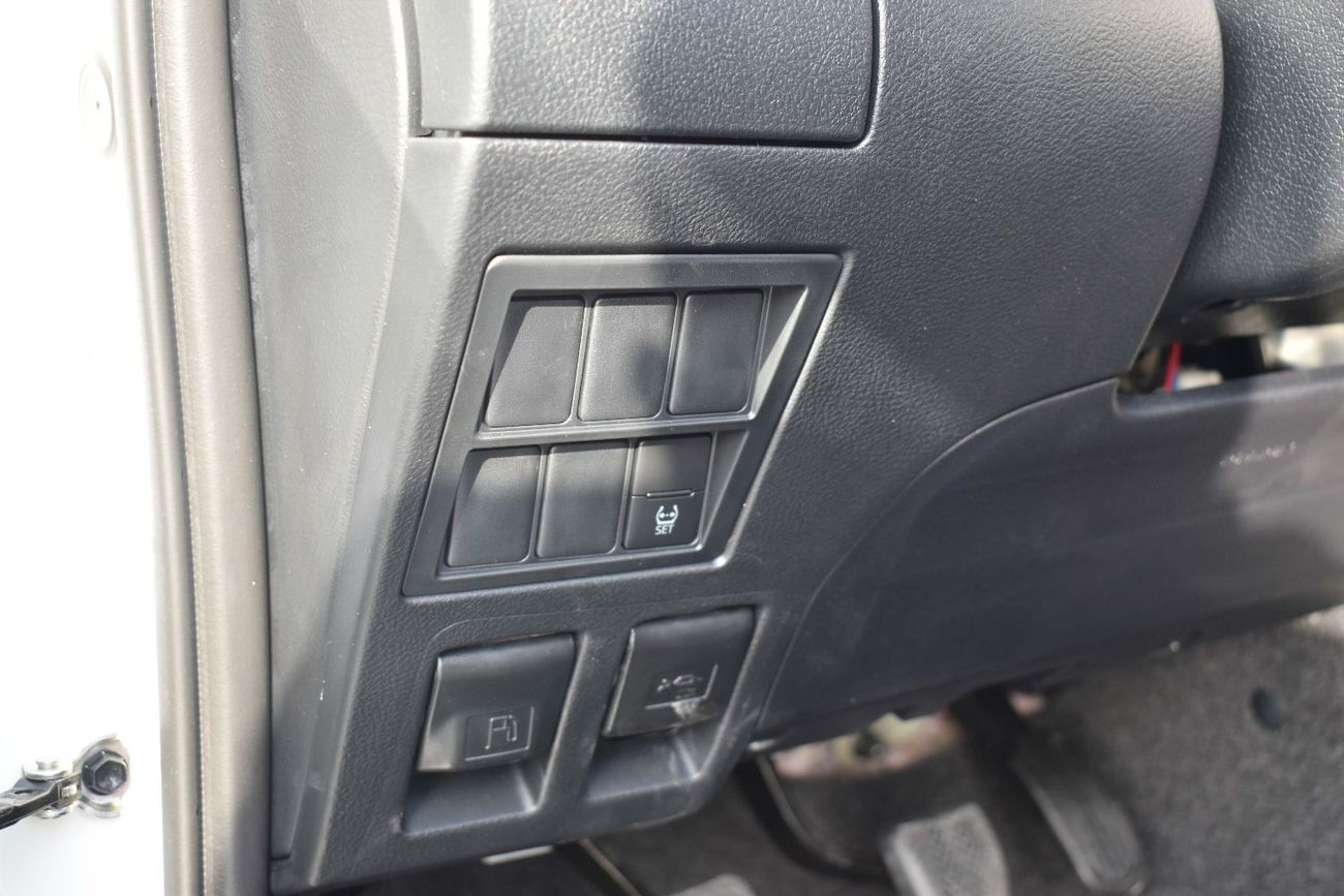 تويوتا هيلوكس 2025 MODEL HILUX 4X2 2.7L M/T STD HALOGEN, BENCH SEAT, MAN A/C