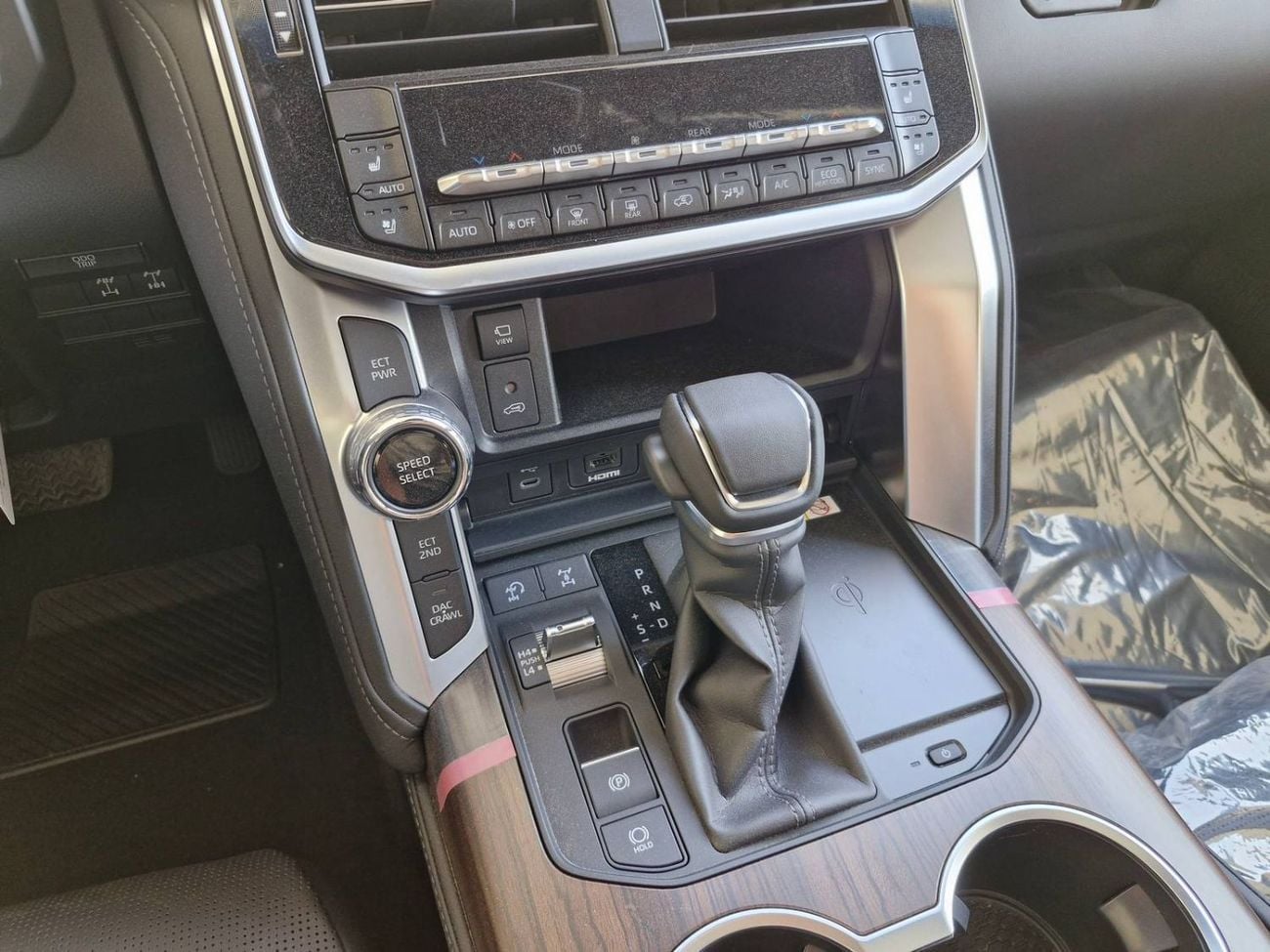 تويوتا لاند كروزر Toyota LC300 VX 4.0 2026 Full option