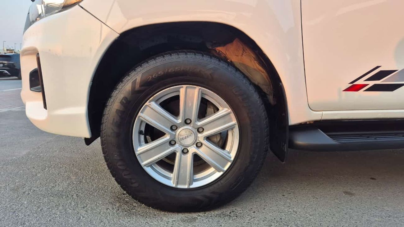 تويوتا هيلوكس S GLX 2.8L 4WD M/T Toyota Hilux 2022 V4 2.8L diesel manual clean car without accident without paint