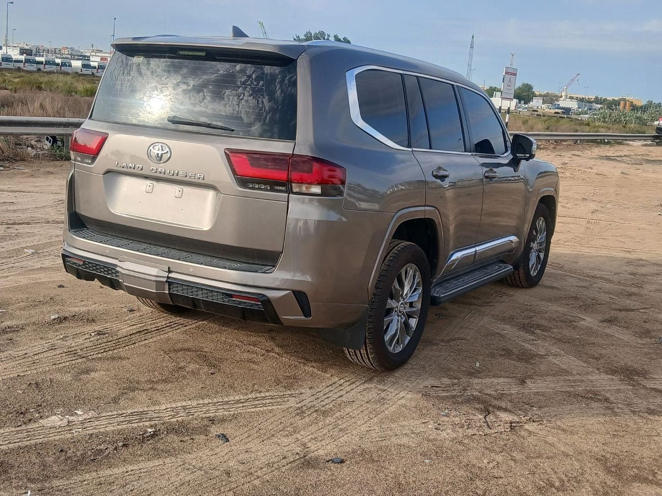 تويوتا لاند كروزر Toyota landcruise 2022MODEL 4.0L petrol Engine v6 Colour Brown push start Sunroof Transmission Autom