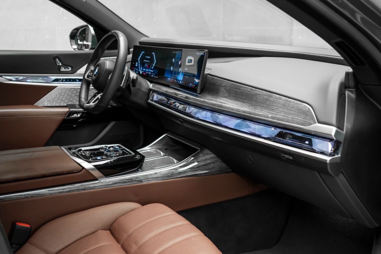 بي أم دبليو 740i LUXURY PURE EXCELLENCE