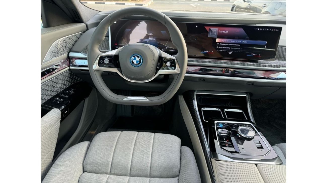 BMW i7 GCC SPEC UNDER WARRANTY AND SERVICE CONTRACT