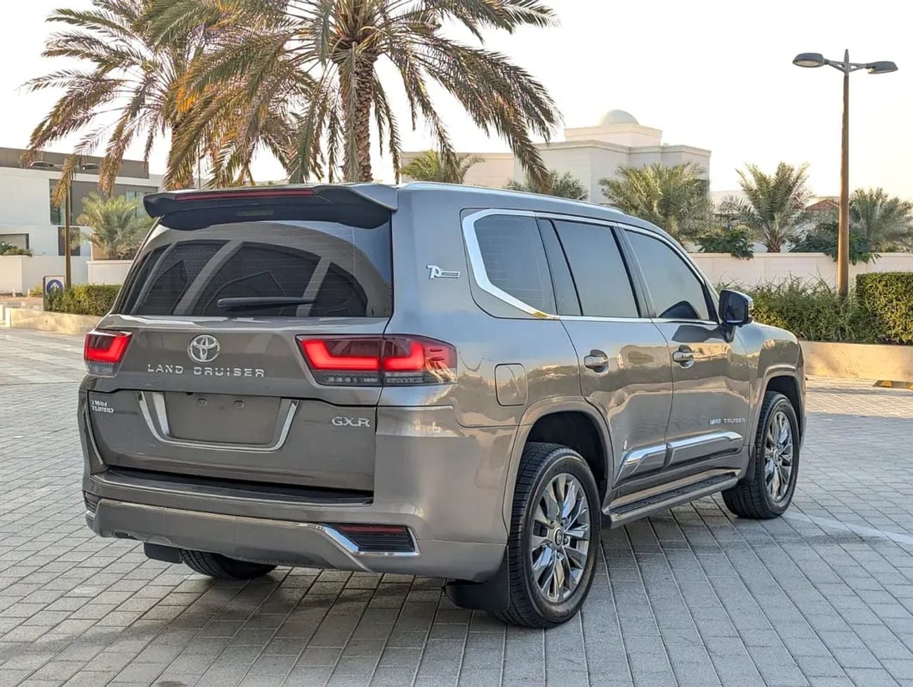 Toyota Land Cruiser GXR FACELIFTED WITH INTERIOR AND EXTERIOR GCC V6 4.0L