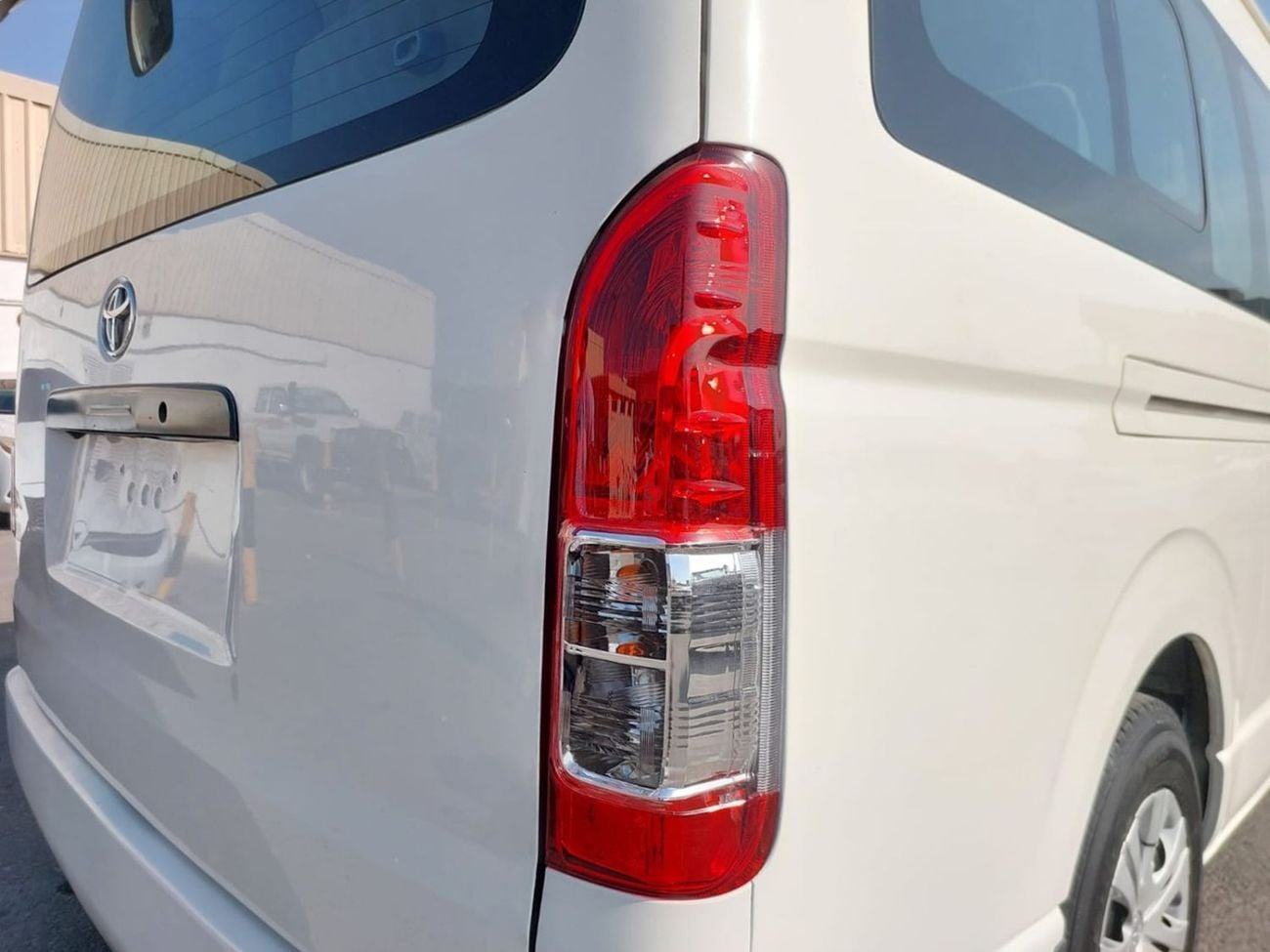 Toyota Hiace TOYOTA HIACE COMMUTER VAN RHD 2015 MODEL 3.0 L DIESEL AUTOMATIC(PM15677)