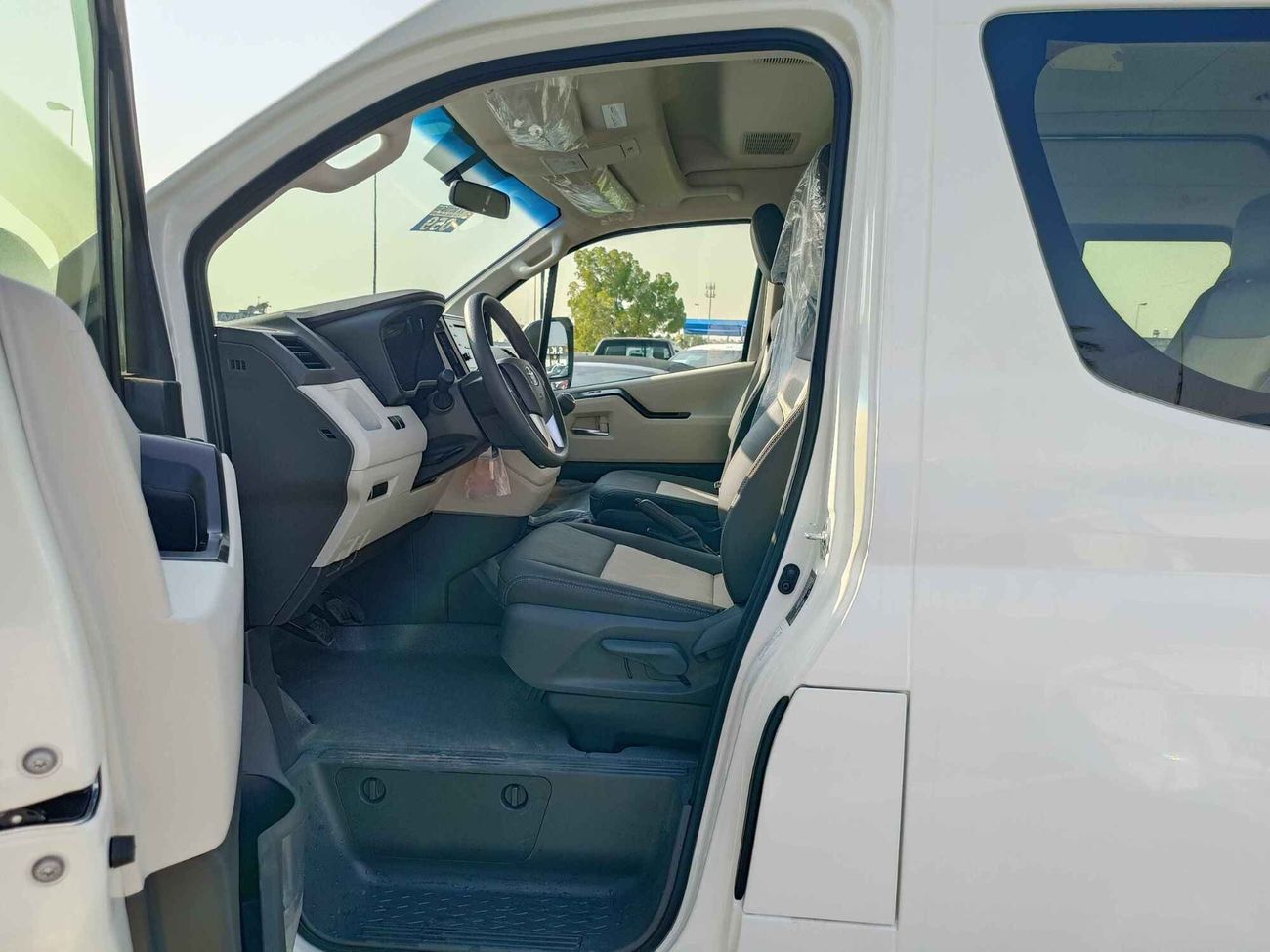 Toyota Hiace GL / 3.5L V6 PETROL / M/T / 13 SEATER / NEW SHAPE (CODE # 20583)