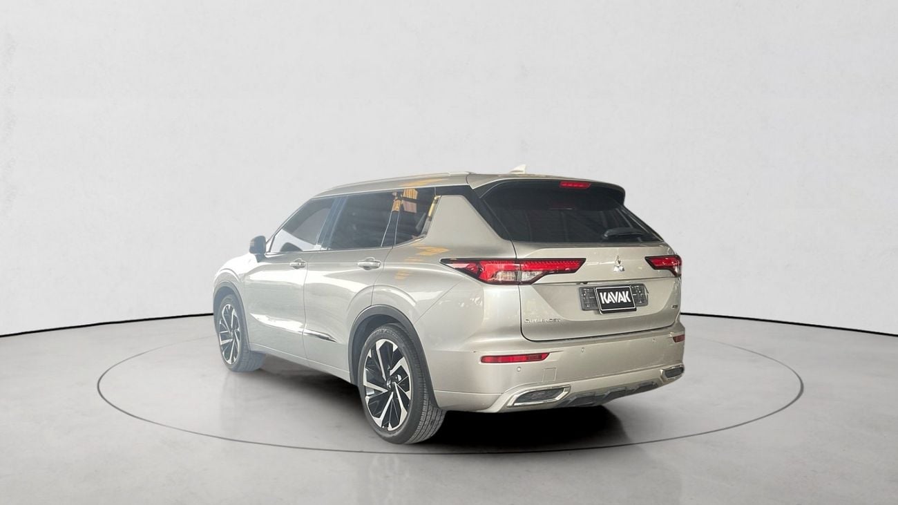 ميتسوبيشي آوتلاندر 2.5 GLX AUTO 4WD 7SEAT PREMIUM LAUNCH ED | شامل الضمان | 0 ﺪﻔﻋﺓ ﺃﻮﻟﻯ