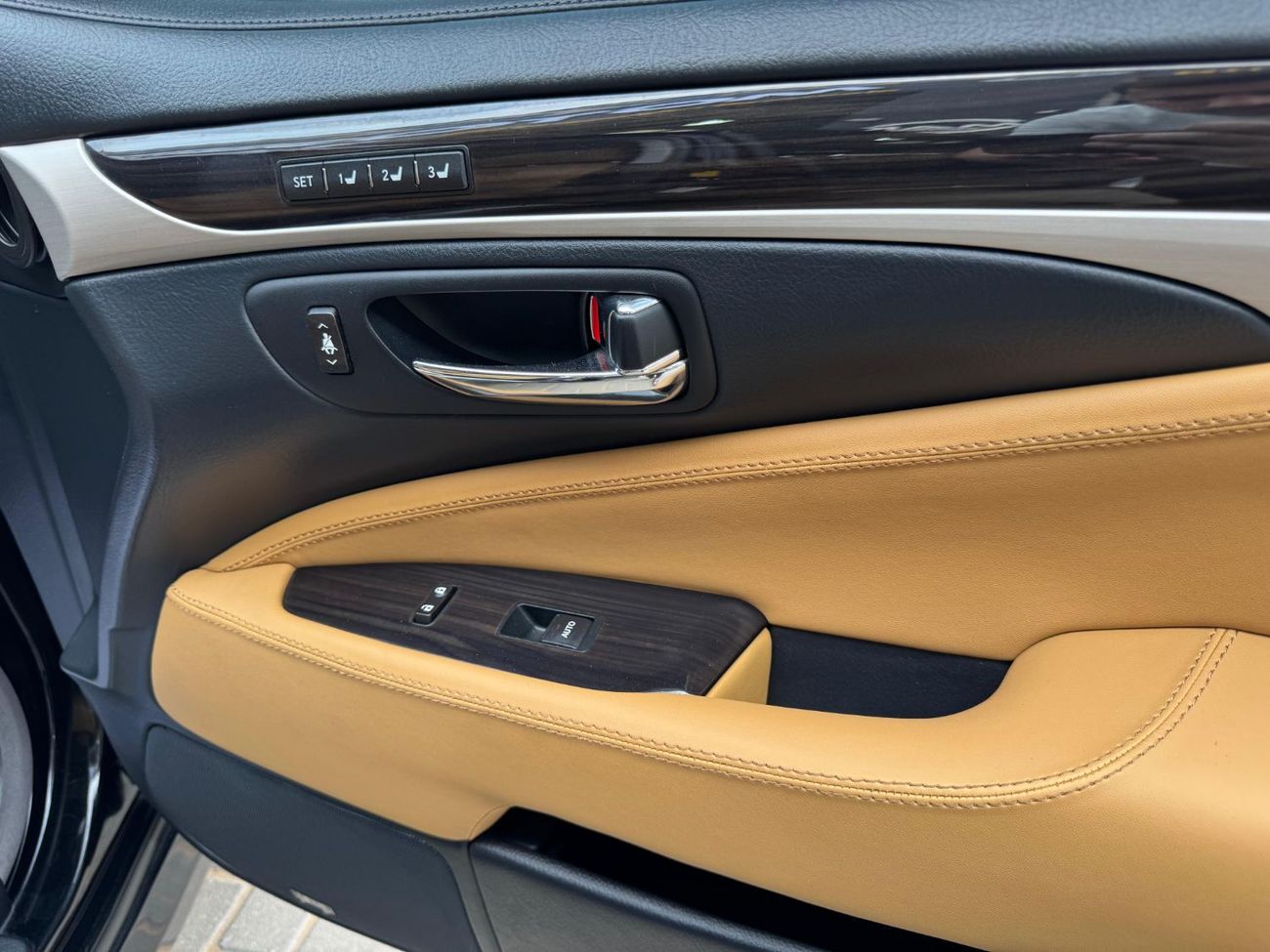 Lexus LS460 V8 4.6L / TRIPLE XENON LIGHTS / COOLING AND HEATING SEATS / SOFT CLOSE DOORS / IN PERFECT CONDITION