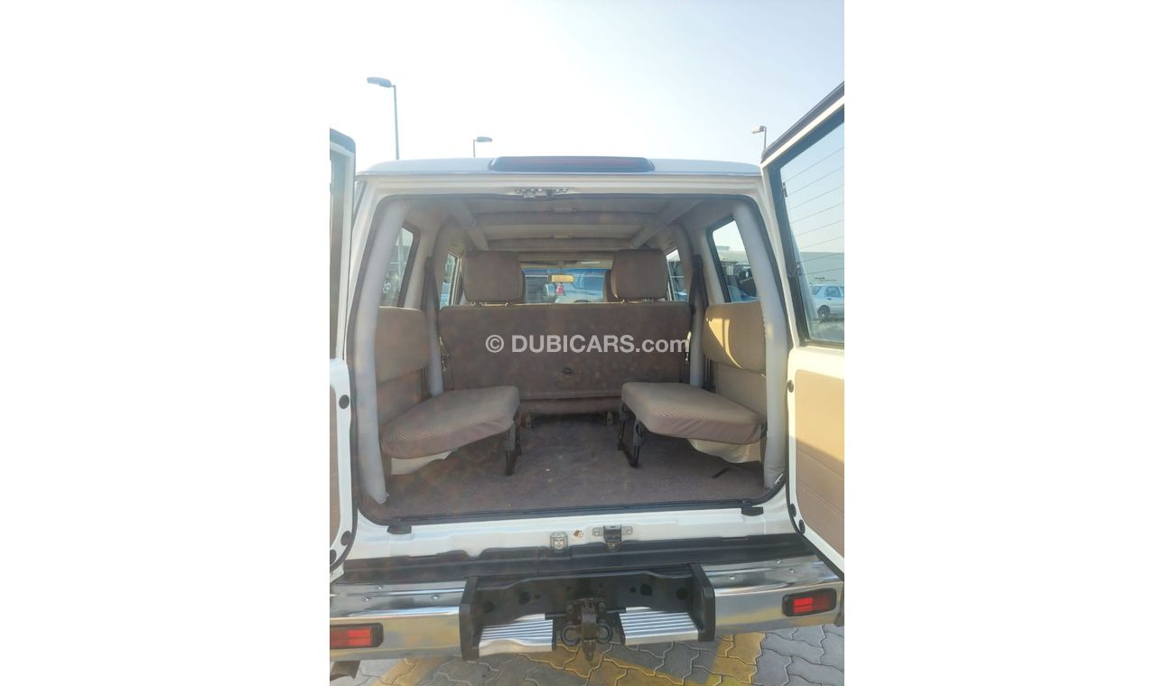 تويوتا لاند كروزر 70 76 4.2 HARD TOP DIESEL 10 SEATER MT