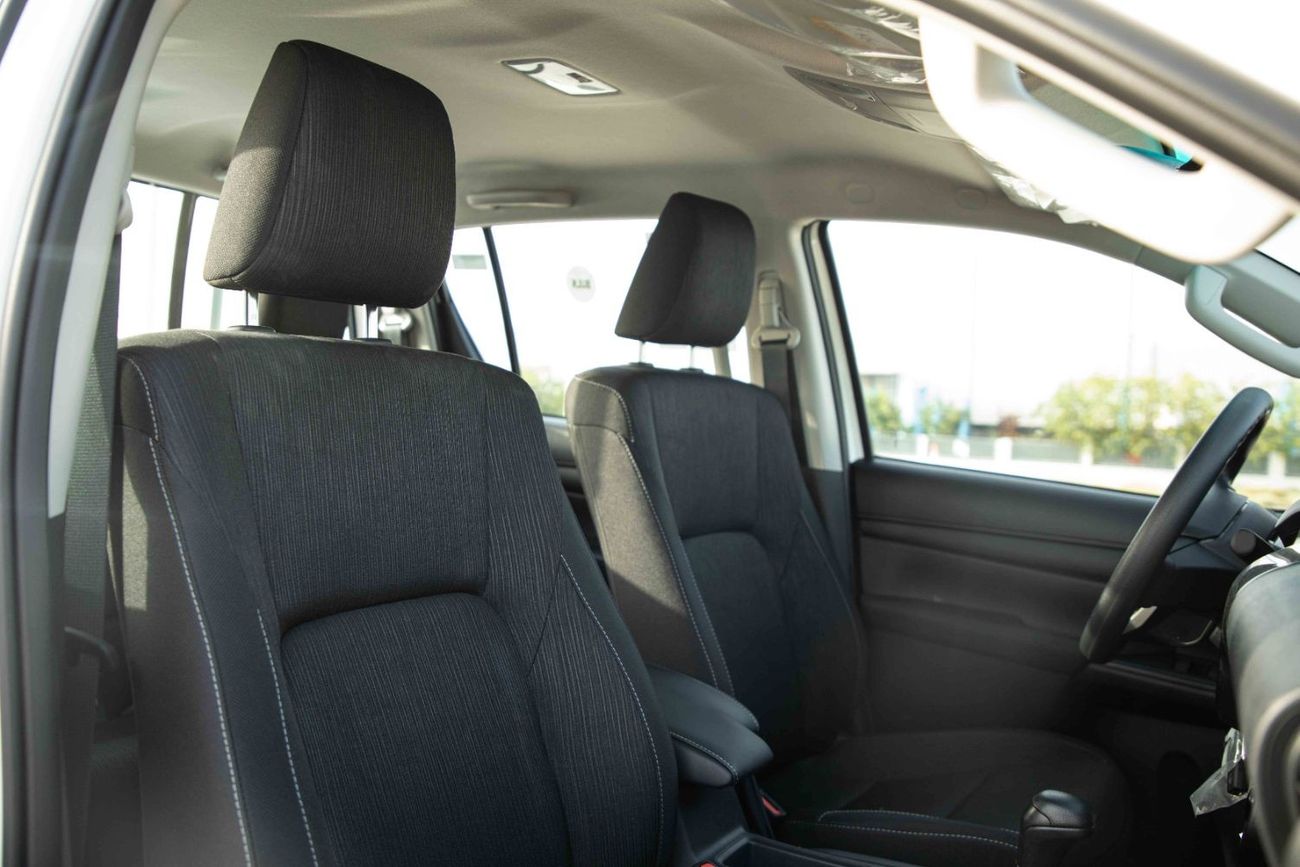 تويوتا هيلوكس تويوتا هايلكس 4X4 DC 2.4 DLX - أبيض سوبر مع أسود | تصدير فقط