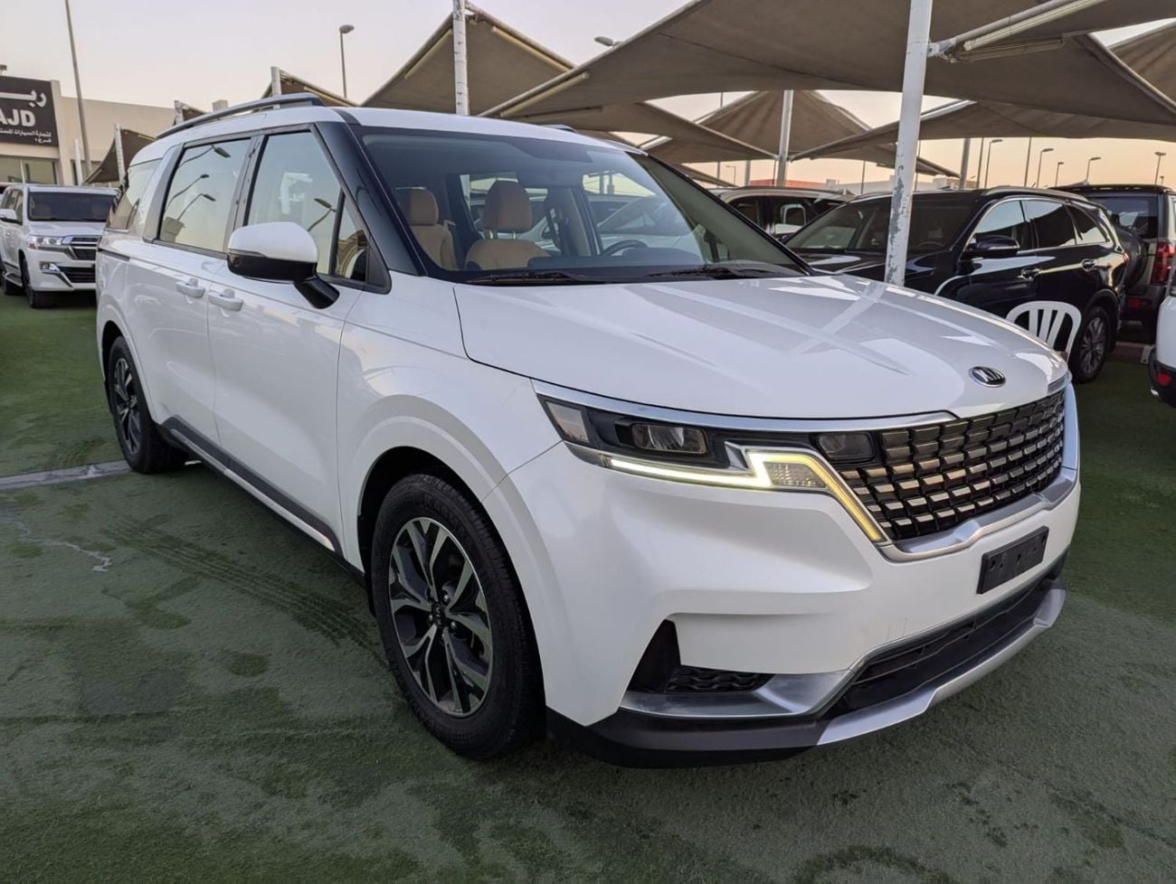 Kia Carnival GDI L 3.5L Kia Carnival 2021 GCC 6 cylinder engine 3.5L clean car without accident without paint ava