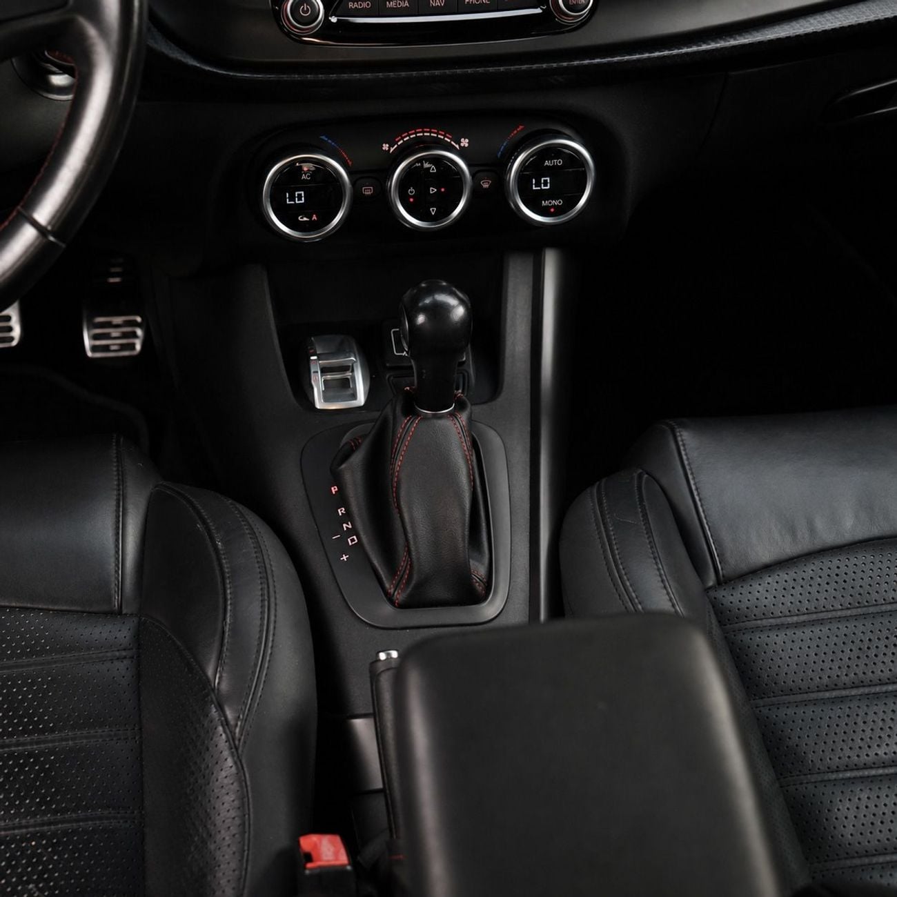 Alfa Romeo Giulietta Veloce AED 727 P.M • 0% Downpayment •  Alfa Romeo Giulietta Veloce • 1 Year Warranty