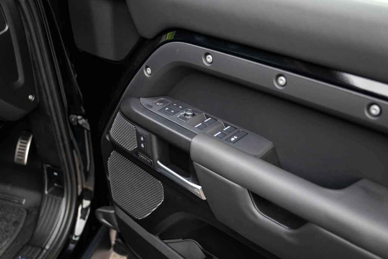 Land Rover Defender 110 DEFENDER V8 RHD