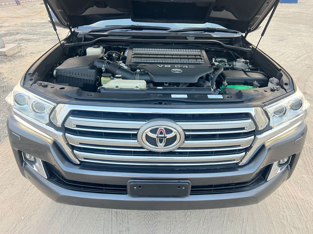 Toyota Land Cruiser DIESEL 4.5 LITER GREY COLOR RIGHT HAND DRIVE 2018 MODEL ONLY FOR EXPORT