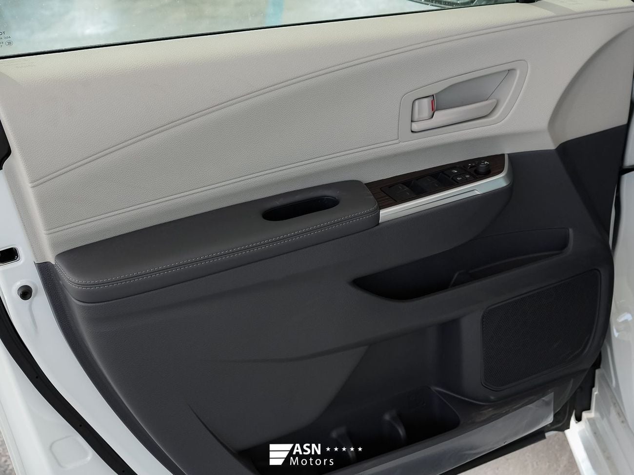 Toyota Sienna  2.5L Dual-Engine 2WD 2025 (Clearance Price)