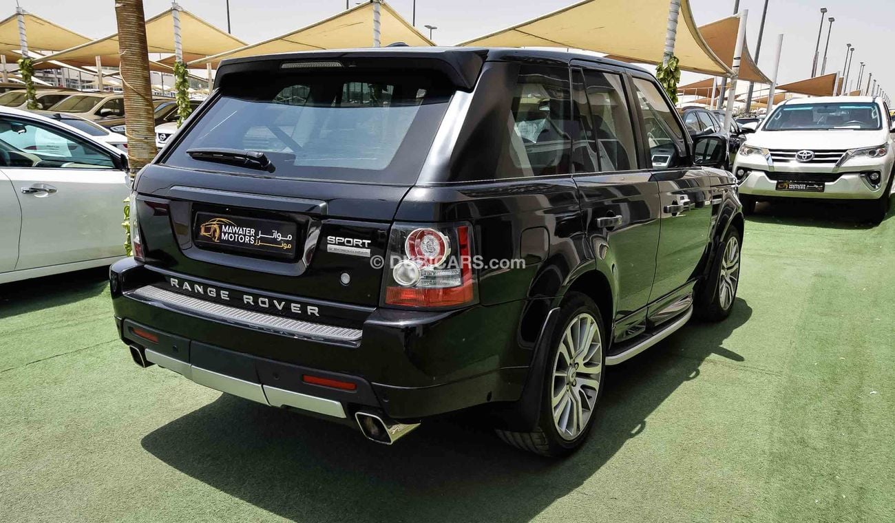 لاند روفر رينج روفر سبورت With HST Body Kit & supercharged Badge