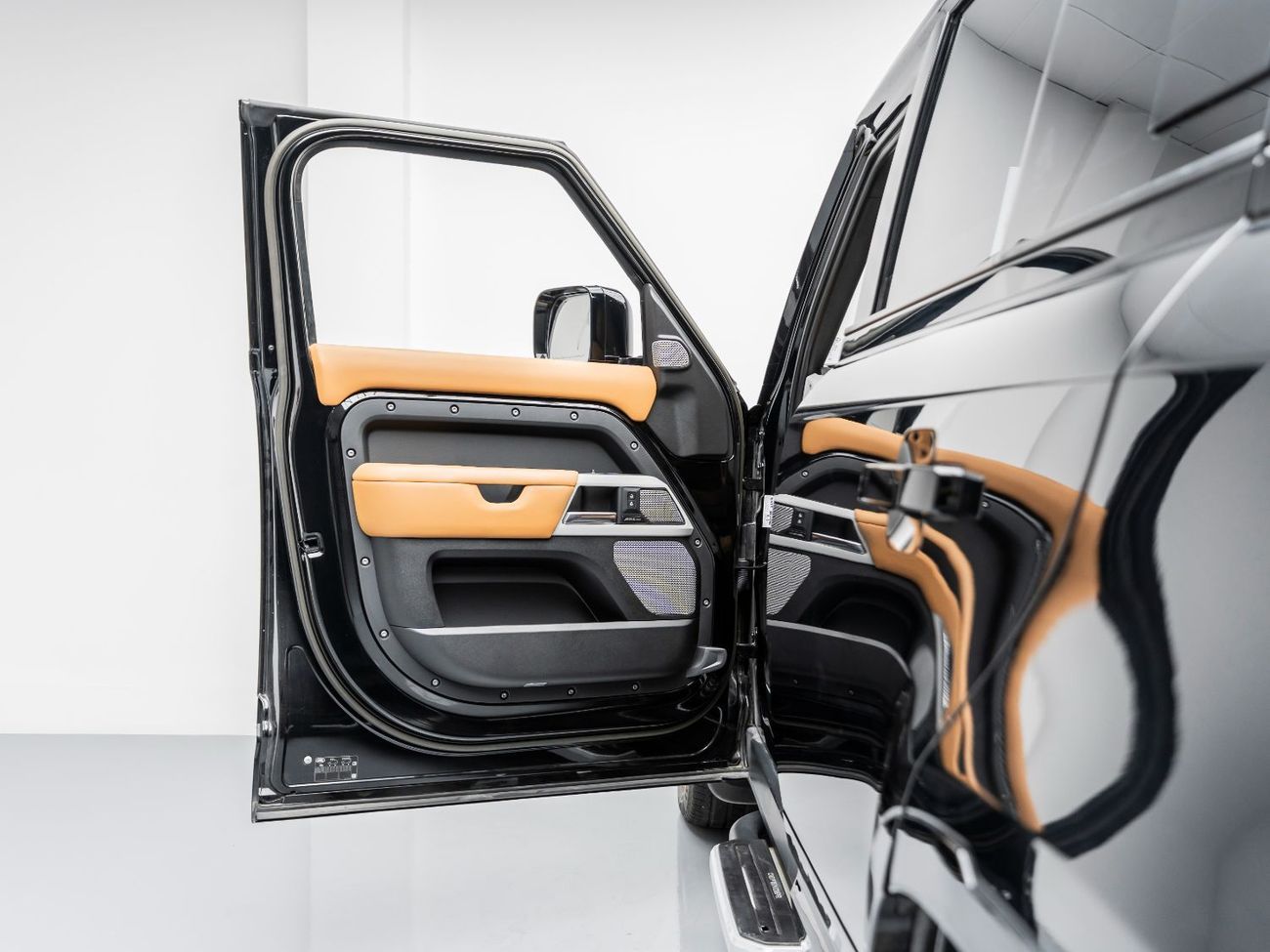 Land Rover Defender 2023 Land Rover Defender 130 P400 HSE, 2028 Warranty + Service History, Low KMs, GCC