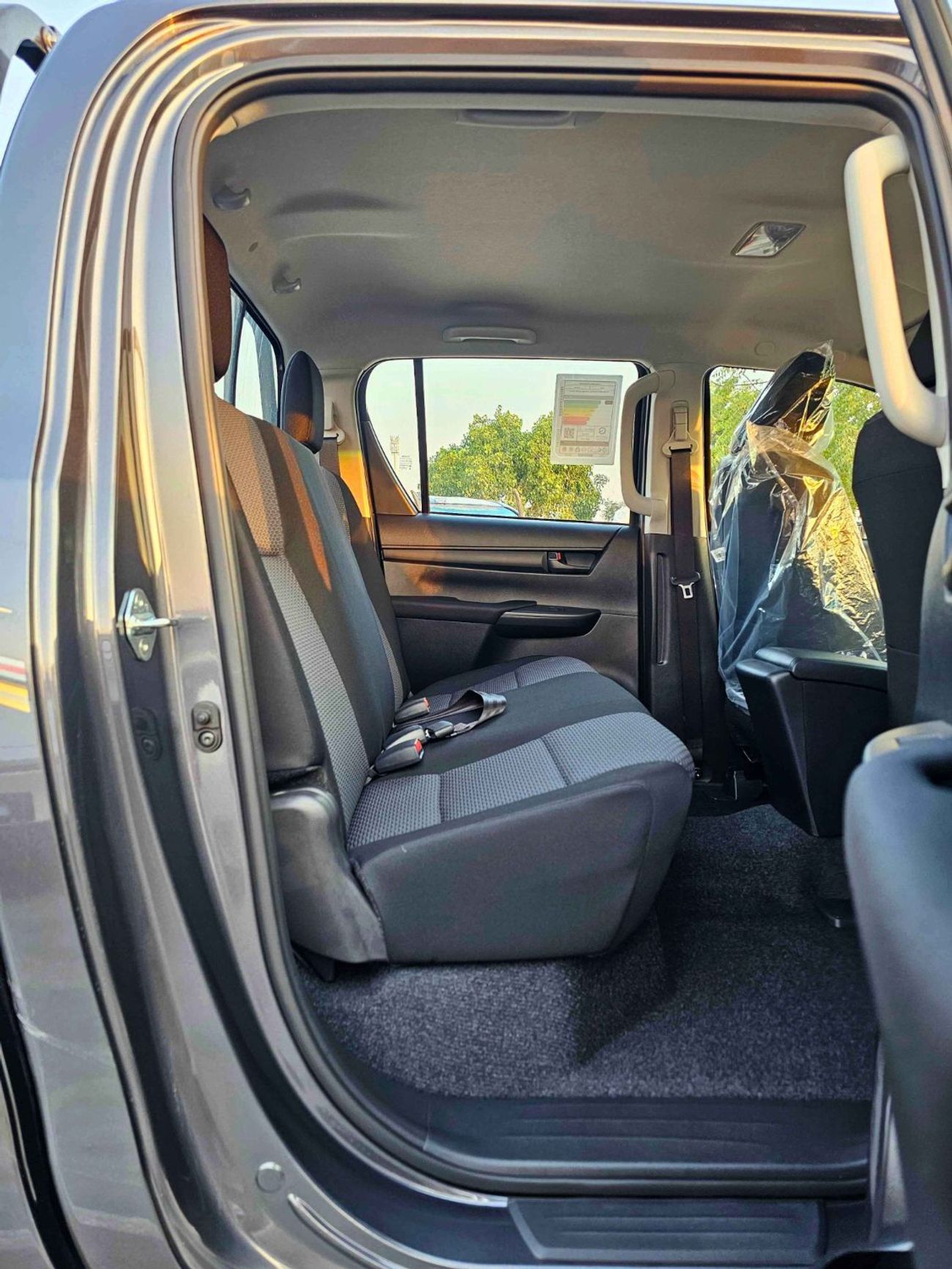 تويوتا هيلوكس WIDE BODY DOUBLE CABIN / 2.4L DIESEL M/T 4WD/ FR+RR CHROME BUMPERS / COOL BOX (CODE # HDMH)