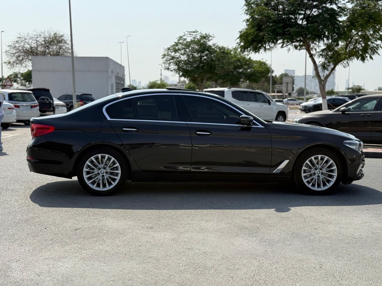بي أم دبليو 530i Exclusive Luxury 2.0L