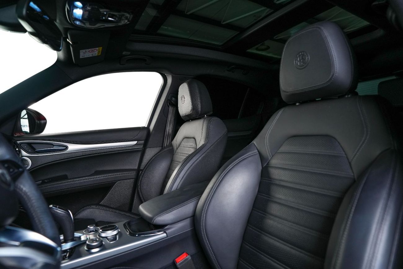 ألفا روميو ستيلفيو فيلوتشي GCC-1 Owner-Low Mileage-Gargash Warranty & Service Contract Until 2029