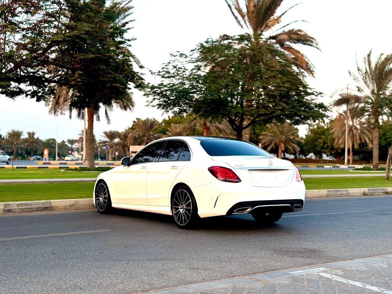 مرسيدس بنز C 200 MERCEDES C200 MODLE 2019 GCC SPACE FULL OPTION 360 CAMERA