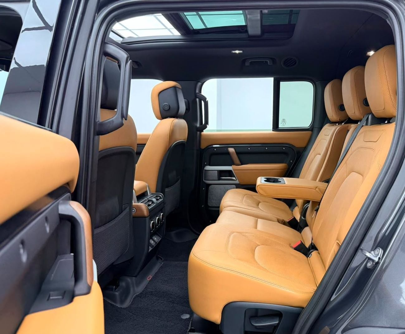 Land Rover Defender 130 HSE P400 2023 Land Rover Defender 130 HSE P400, 5 Year LR Warranty + Service Pack, 8 Seater, GCC