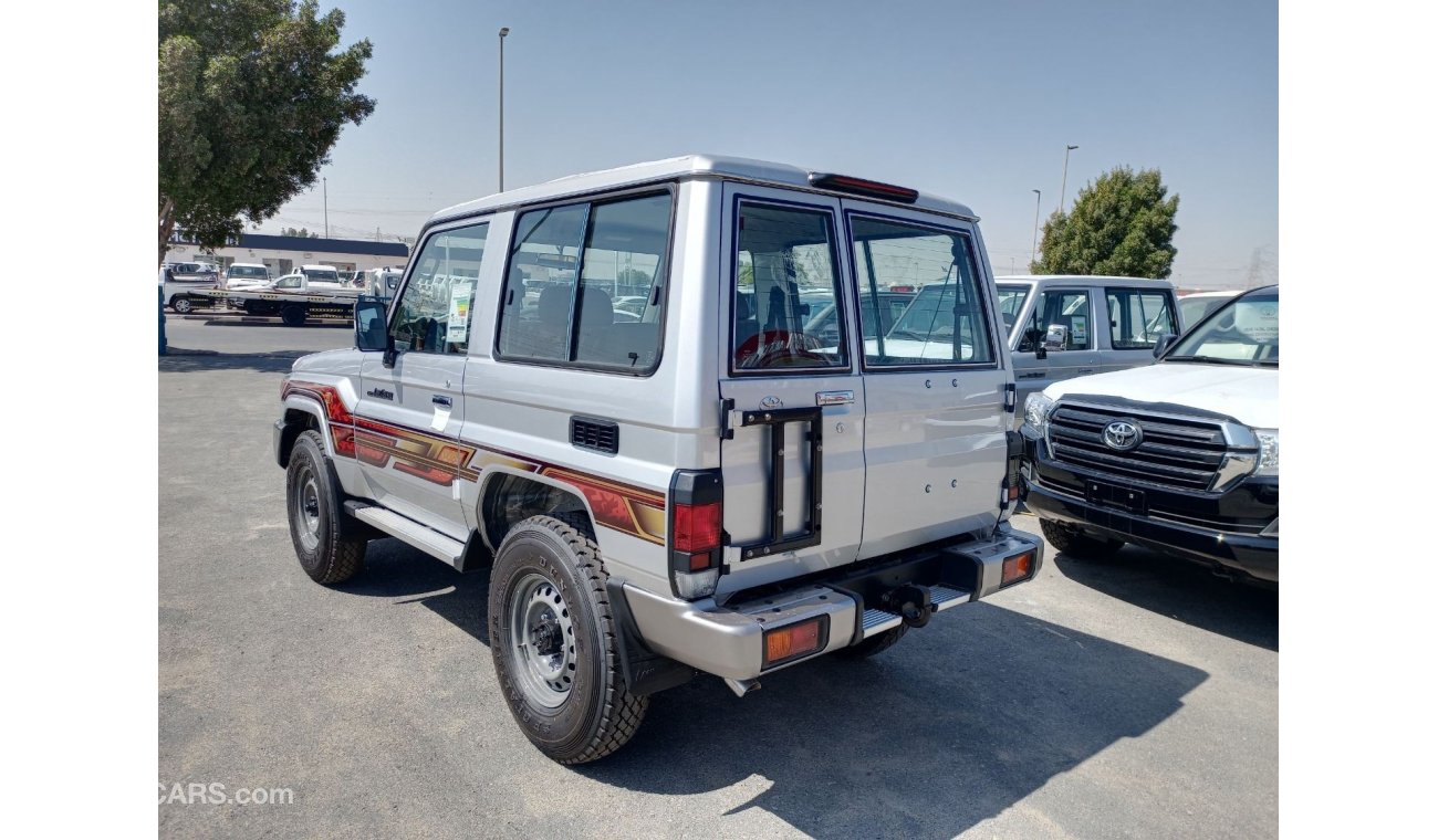 تويوتا لاند كروزر هارد توب 4.0L V6 ( 2 Doors + Winch + Fog + Wood + Side Sticker)