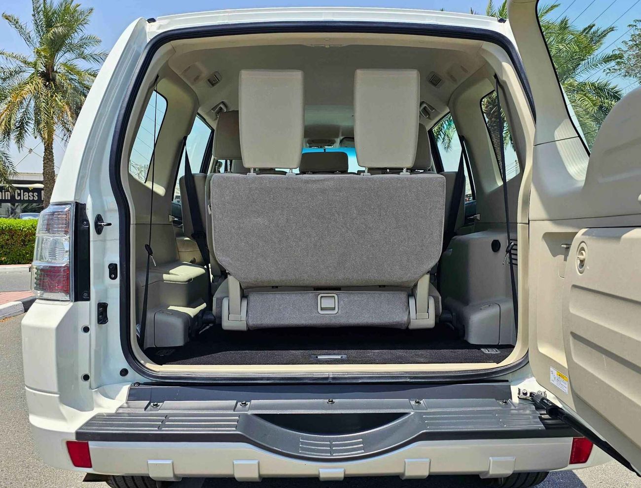 ميتسوبيشي باجيرو GLS 3.5/ 4WD/ LEATHER/ DVD CAMERA/  LOW MILEAGE/ 861 MONTHLY/ LOT#14455