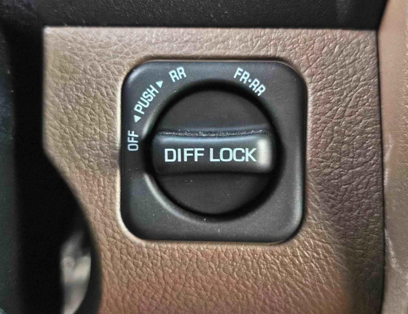 تويوتا لاند كروزر 70 LX LC76 5 DOORS / 4.0L V6 PETROL A/T / LEATHER SEATS / DVD+CAMERA/PWR WINDOWS & LOCKS (CODE#H76PAF)