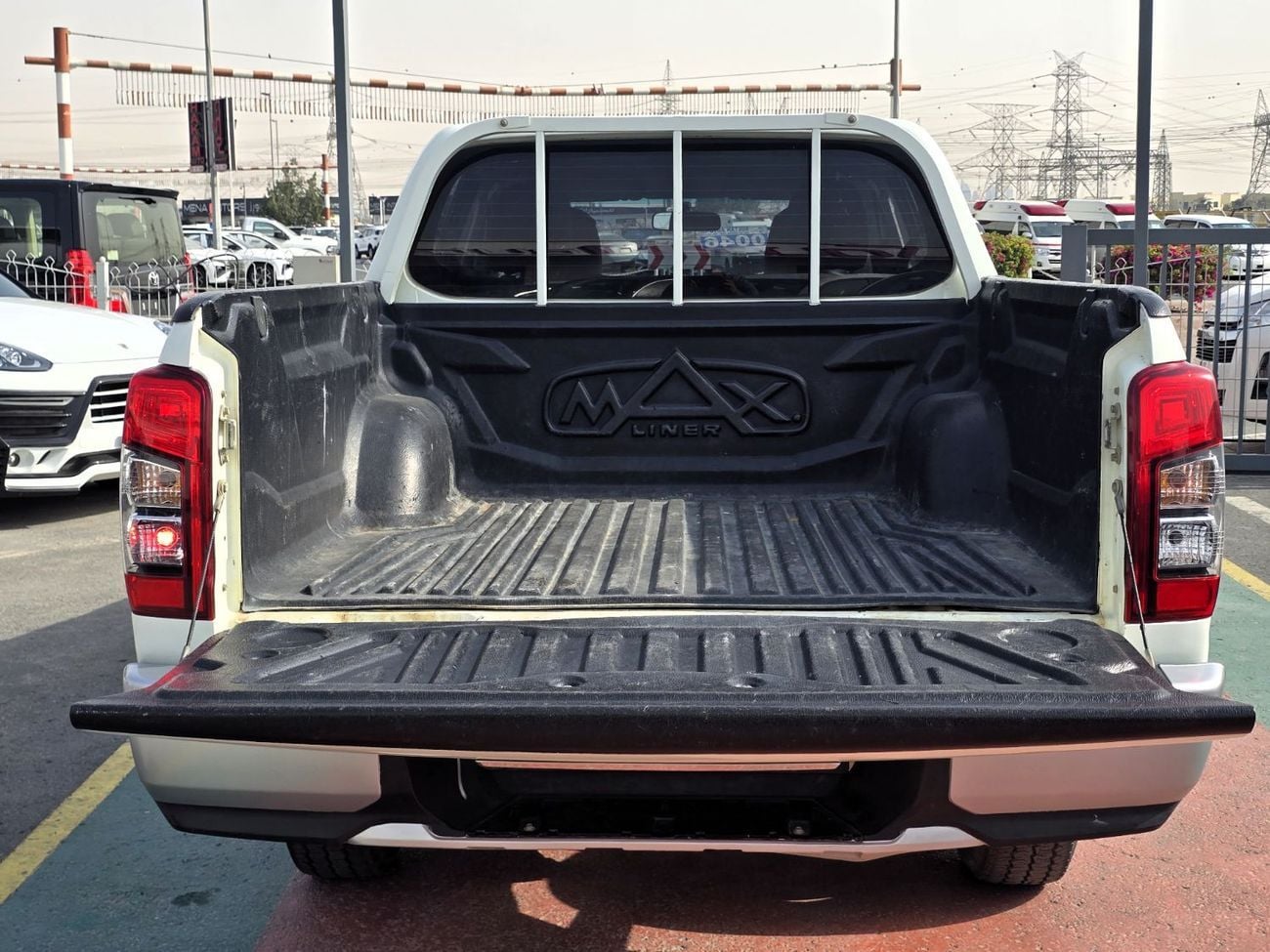 Mitsubishi L200 Used Mitsubishi58 L200 GLX 2.4L Petrol M/T 4*4  GCC White Color  2022 Model