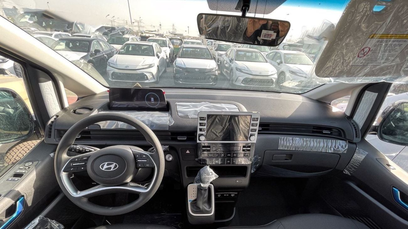 Hyundai Staria COMFORT Premium 11-Seater Mid Option Panoramic Roof 2025YM