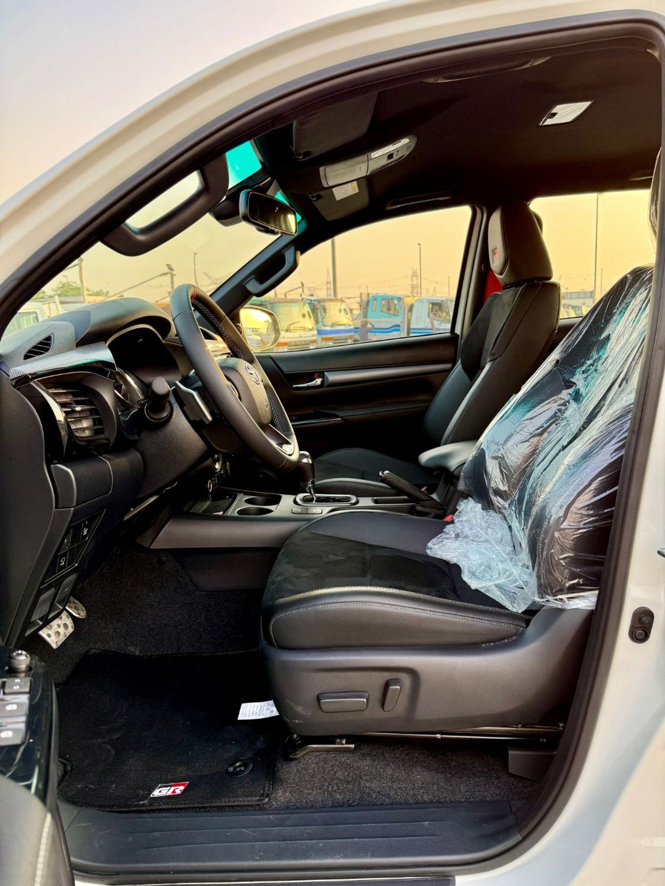 تويوتا هيلوكس TOYOTA HiLUX GR 2.8 DiESEL FuLL 2025 WHiTE
