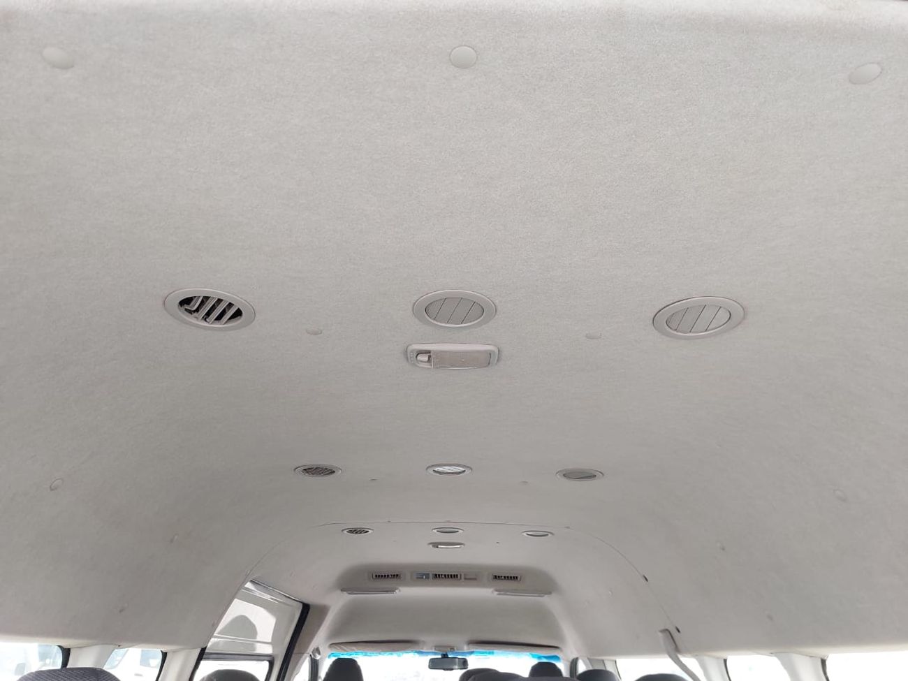 تويوتا هاياس TOYOTA HIACE COMMUTER VAN RHD 2015 MODEL 3.0 L DIESEL AUTOMATIC(PM23061)