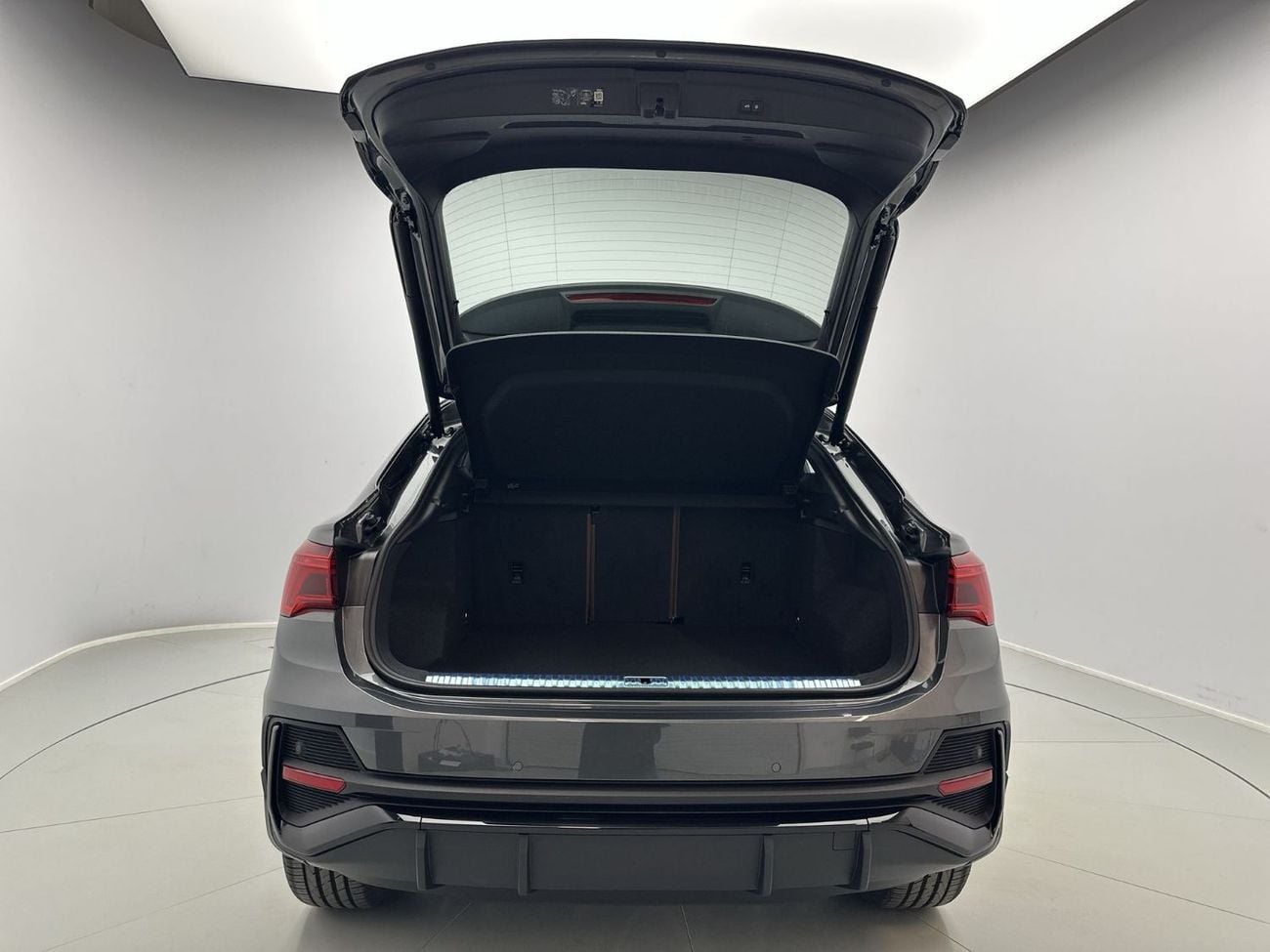 أودي Q3 Q3 Sportback 40 TFSI quat 180hp S line (Ref# 07836)